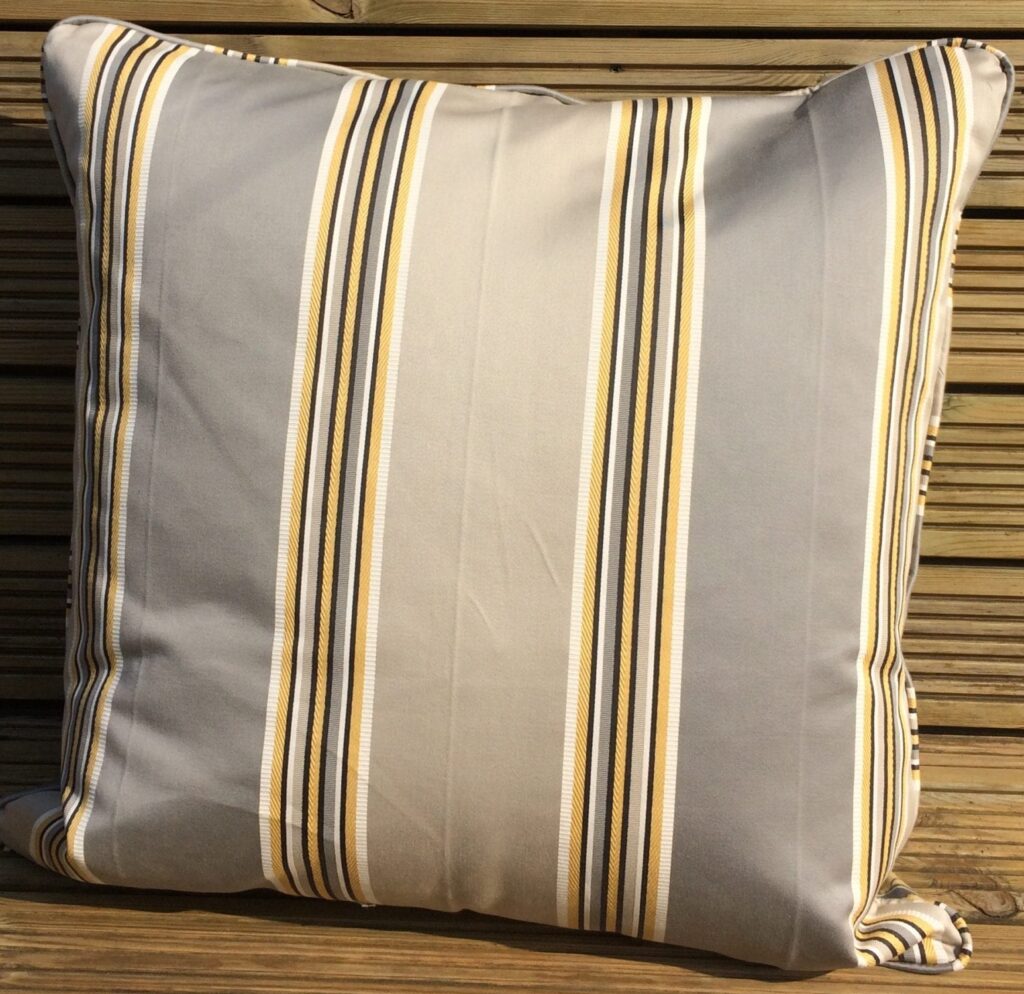 Cushion with zip and piping